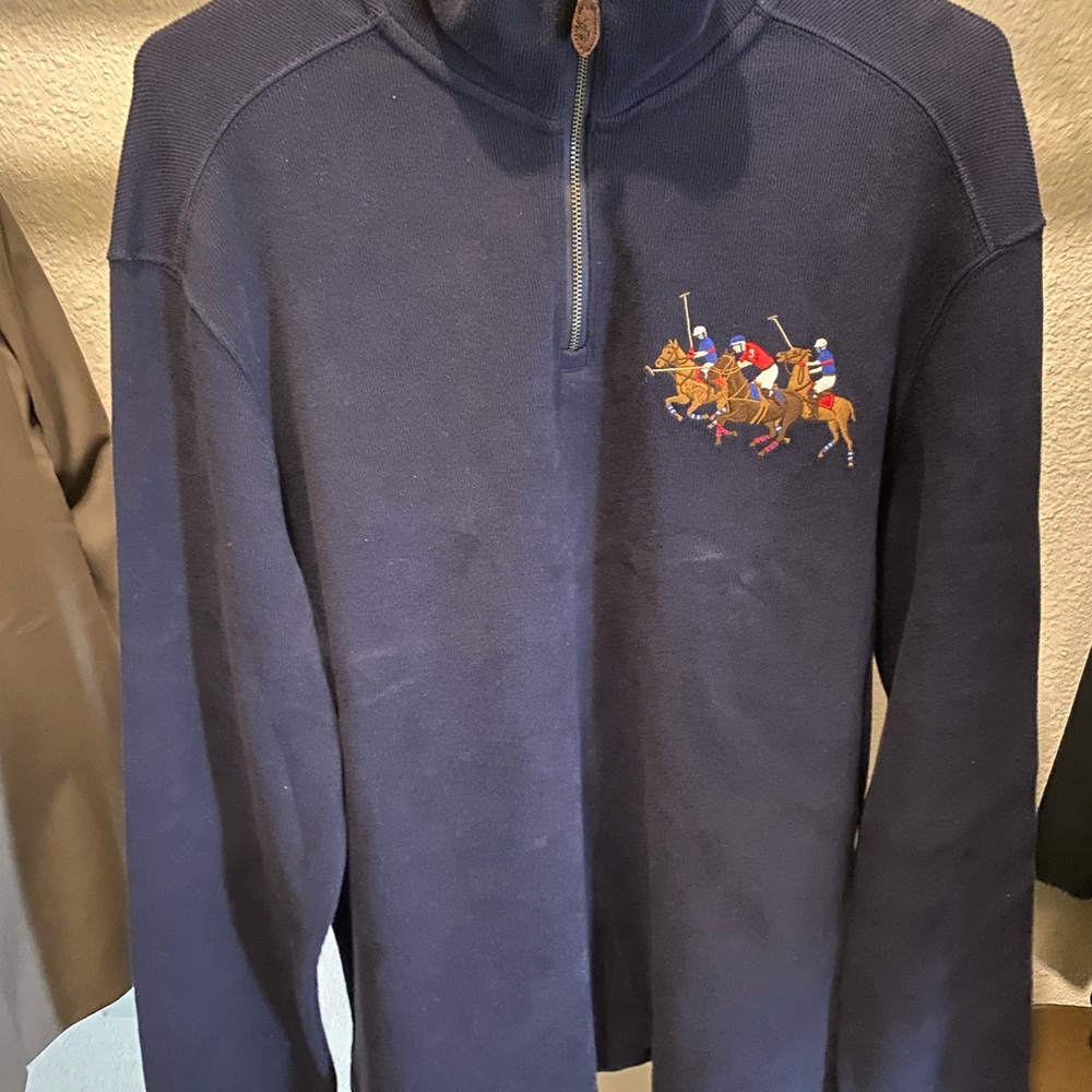 Bundle : POLO navy blue sweater and cap.